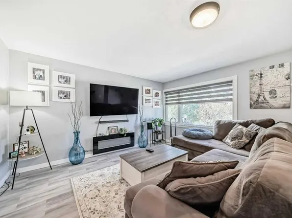 447 N Malvern Close NE, Calgary, AB T2A 4W6