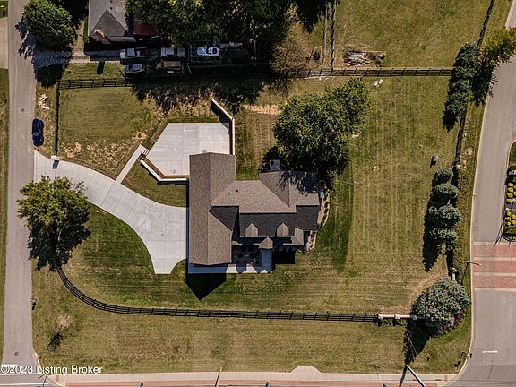 4th image of 100 Maplewood Dr