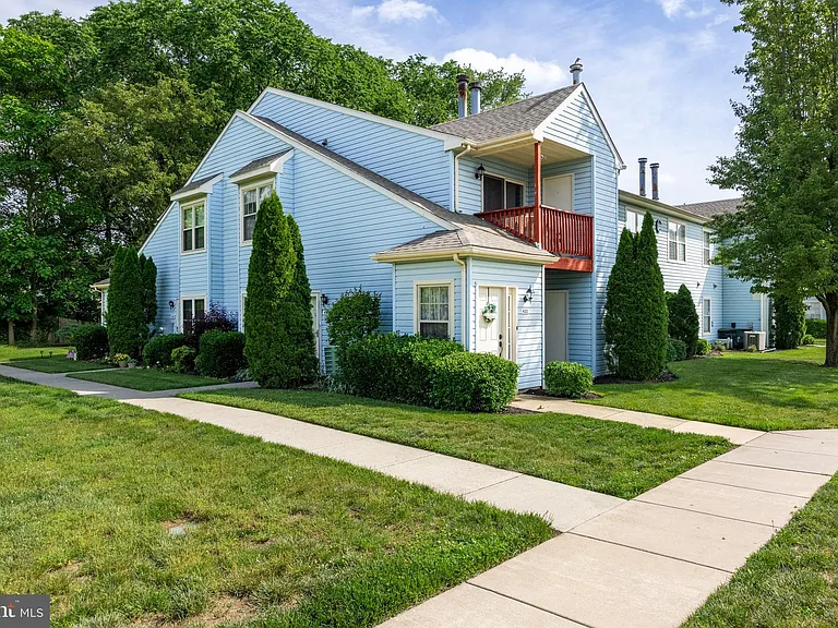 419 Atlanta Ct — Photo 2