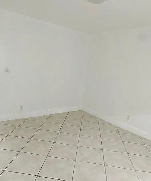 2837 NE 30th St #2 — Photo 5