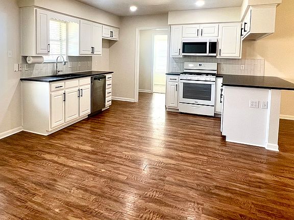 3rd image of 527 N Avenue Y