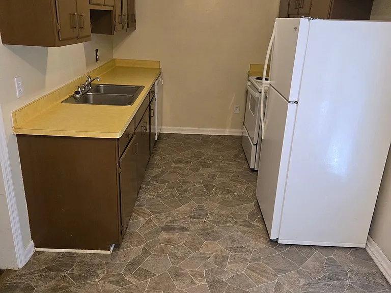 2064 Pineview Dr — Photo 2
