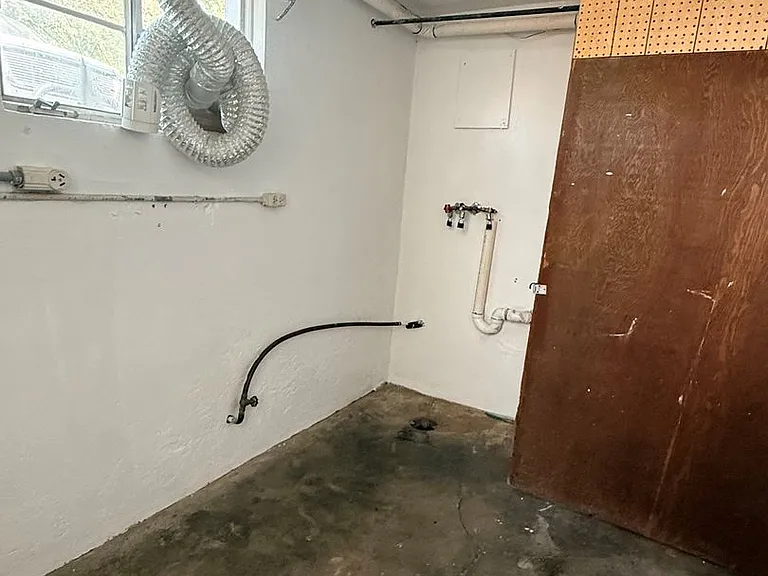 220 W 9th St #2 — Photo 6