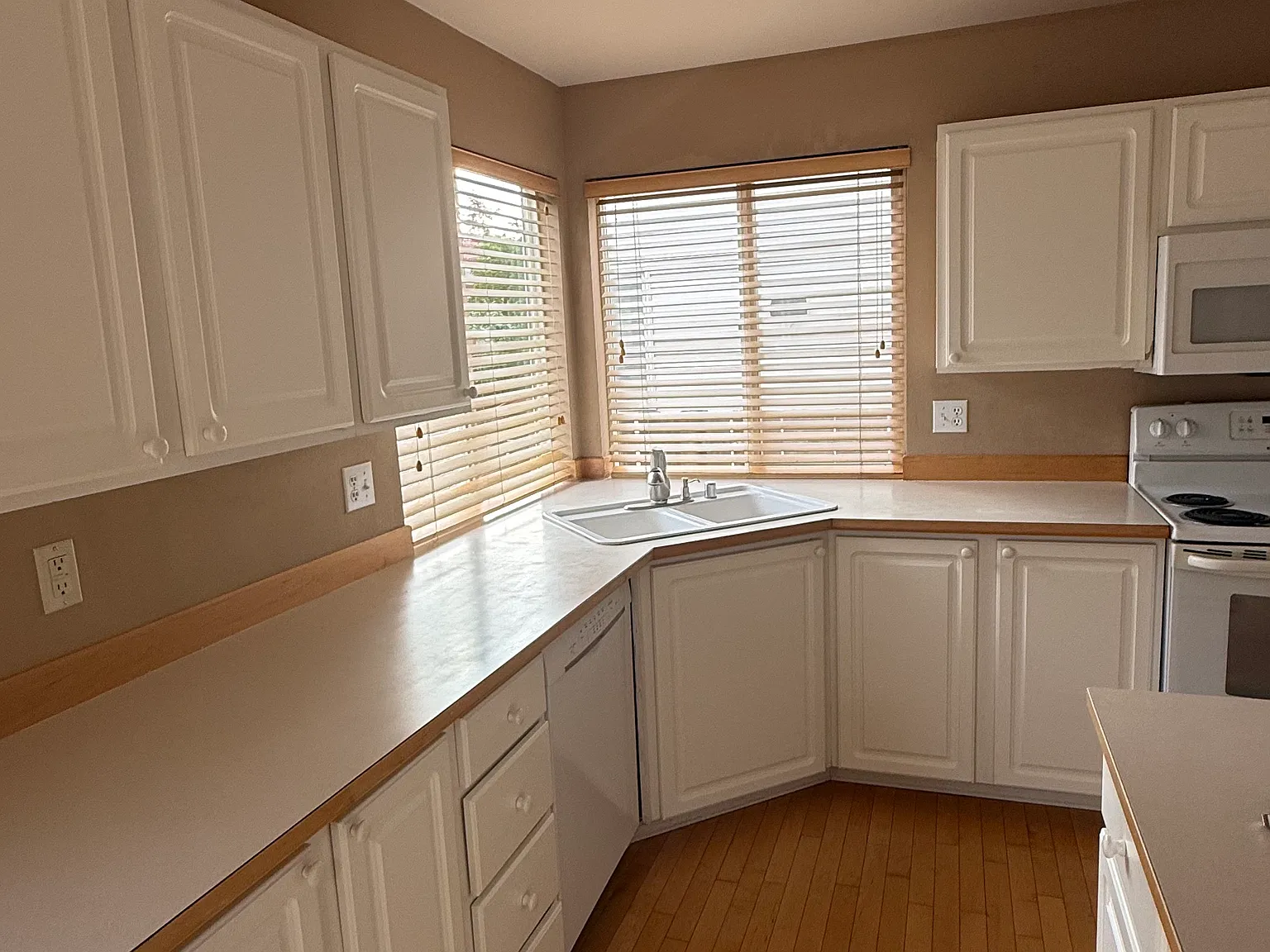 4 bed, 2.5 bath, 1800 sqft, $3,900 — Photo 4