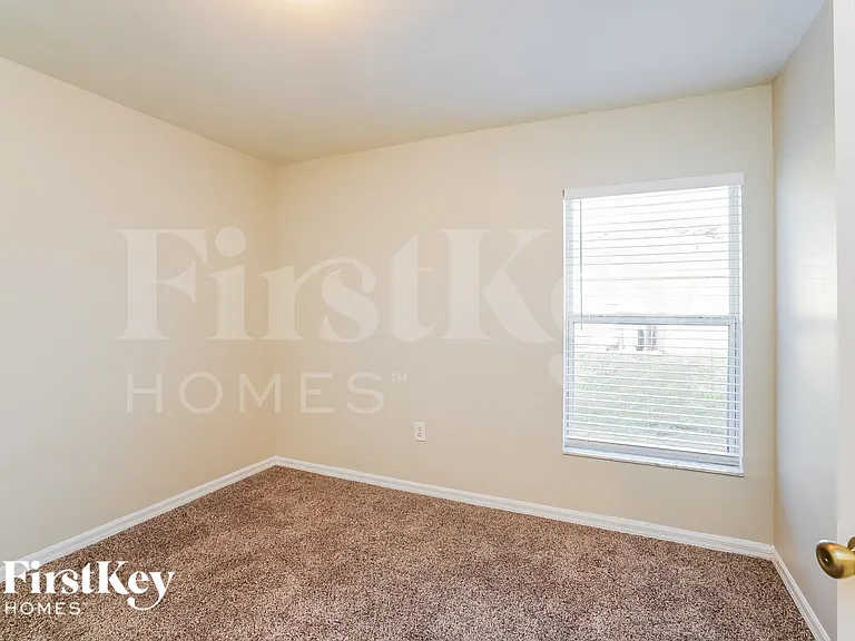 363 Claridge Cir — Photo 12