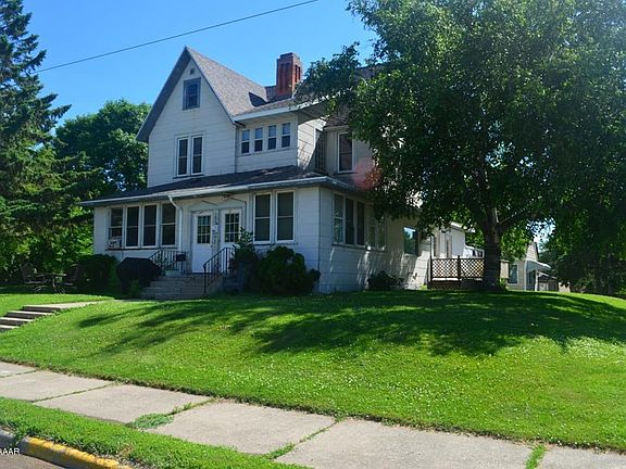 2nd image of 102 1st St NE