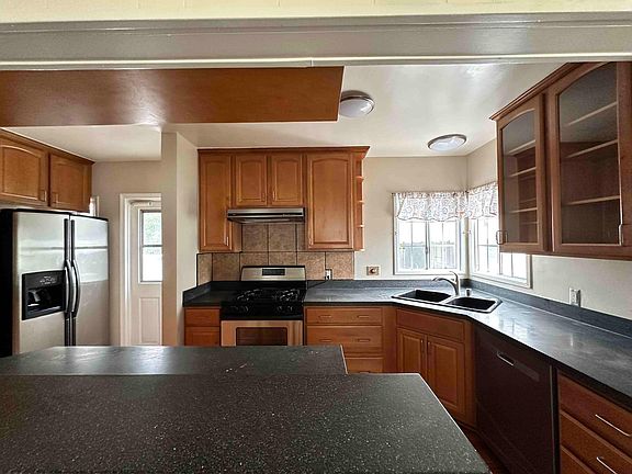 4th image of 8848 Garibaldi Ave