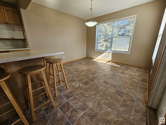 5th image of 26 Harmony Ct W
