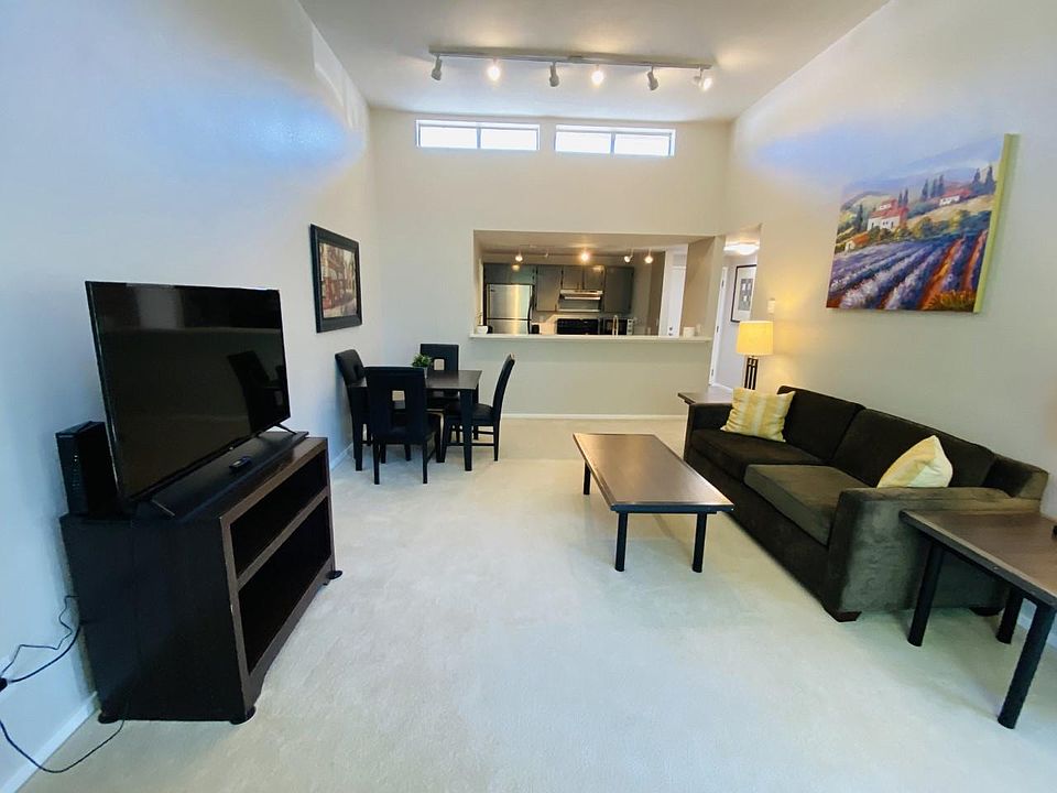 Smart tv and lots of space to enjoy