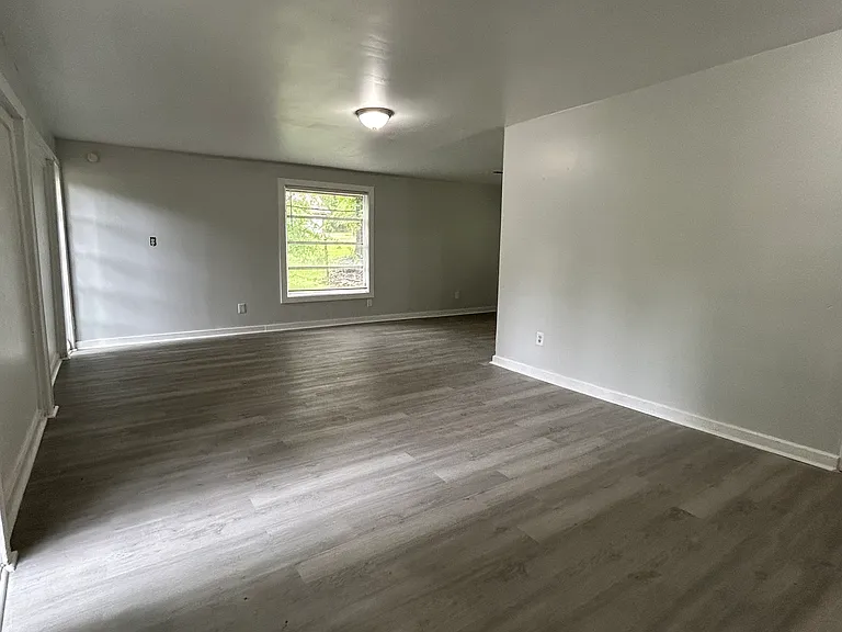379 Dellwood Dr — Photo 2