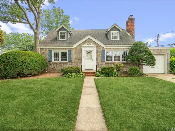 28 Redwood Road, New Hyde Park, NY 11040