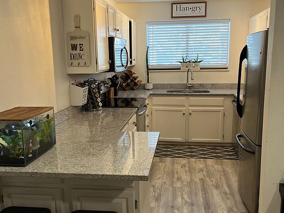 Kitchen with Breakfast Bar