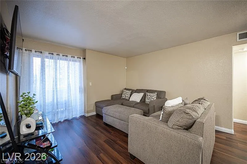 2 bed, 1.5 bath, 891 sqft, $1,250 — Photo 4