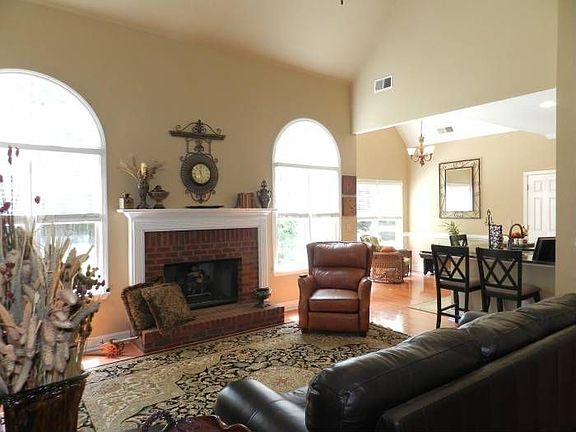 FAMILY ROOM TO KITCHEN