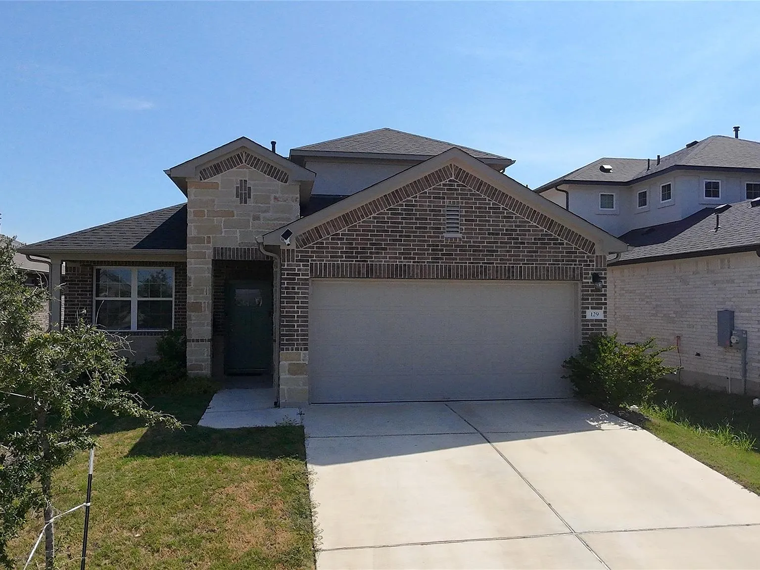 4 bed, 3.0 bath, 2565 sqft, $2,450 — Photo 2