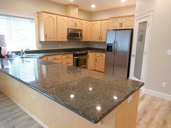 Gourmet Granite Kitchen with Eating Bar