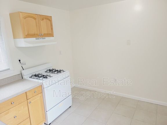 3rd image of 927 E Lexington Dr #A