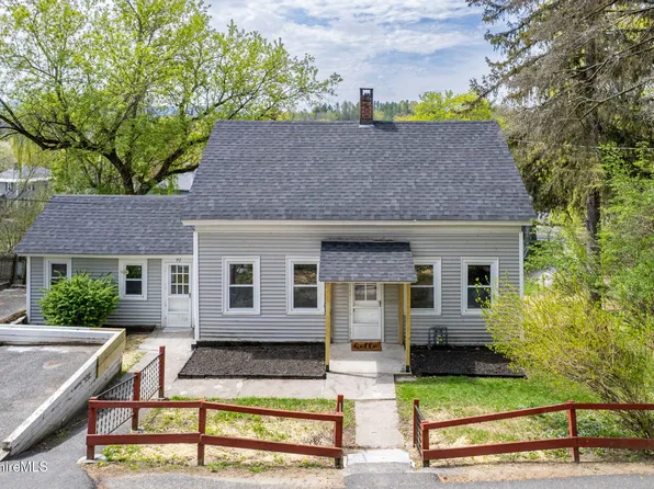 90 Maple St, Lee, MA 01238