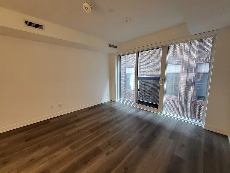 771 Yonge St — Photo 14