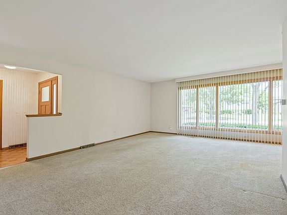 4th image of 532 Summit Dr