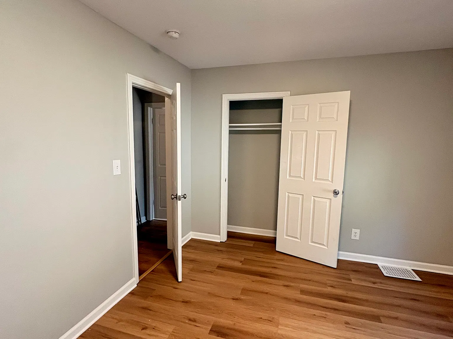 2 bed, 1.5 bath, 2200 sqft, $1,400 — Photo 2