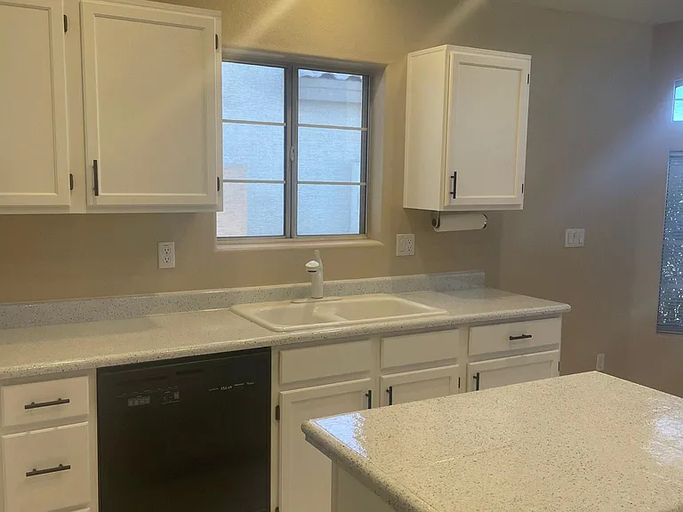 1075 N Saguaro St — Photo 11
