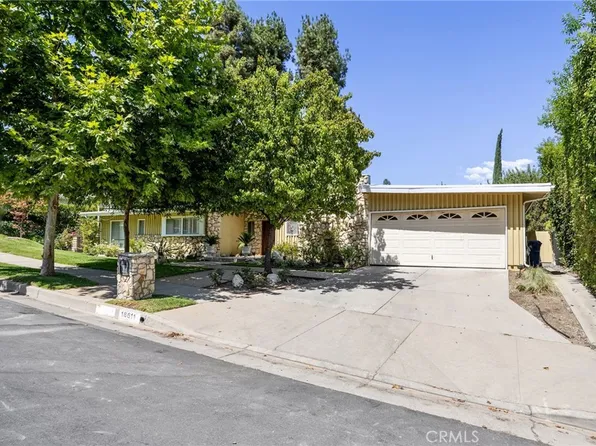 18611 Paseo Nuevo Dr, Tarzana, CA 91356