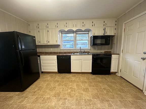 3rd image of 141 Hereford St