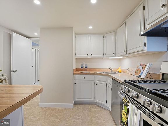 5th image of 1552 Northgate Sq APT 12B