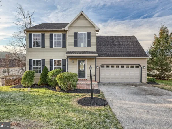 25 Devonshire Ct, Mount Wolf, PA 17347