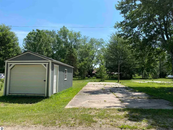 314 Yellow Pine Cir, Cadillac, MI 49601