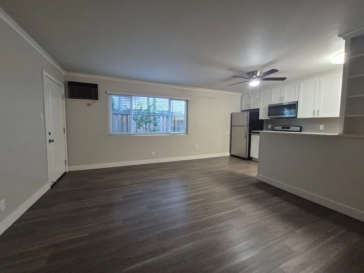 Modern Downstairs 1 Bed 1 Bath- Excellent Midtown Location, Must See! — Photo 3