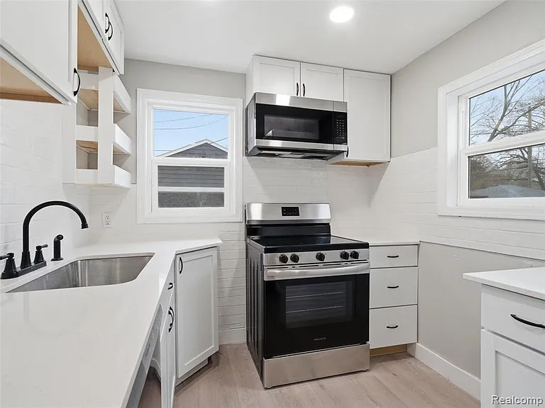 1027 E Milton Ave — Photo 9