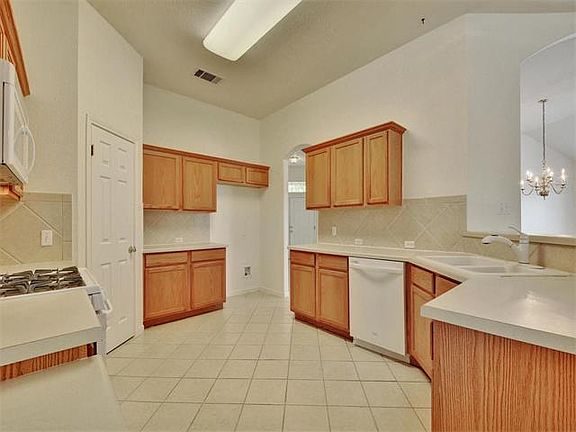 5th image of 803 Plumbago Dr