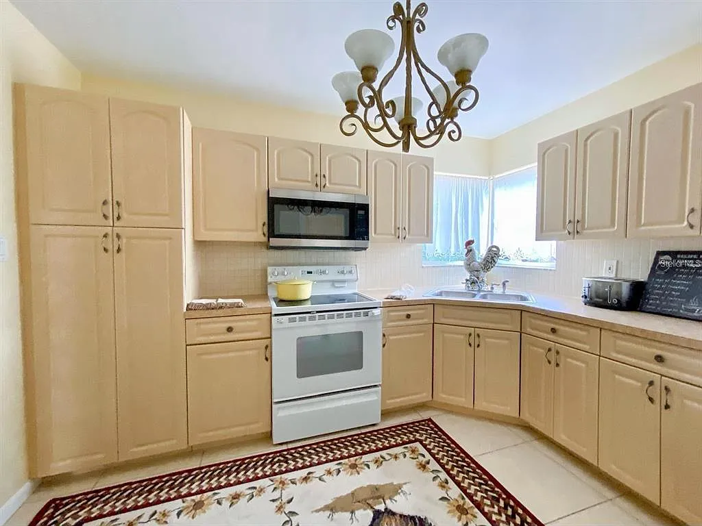 3 bed, 1.0 bath, 1253 sqft, $1,800 — Photo 2