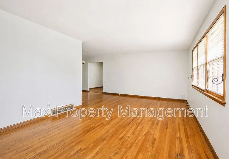 4413 63rd St — Photo 3