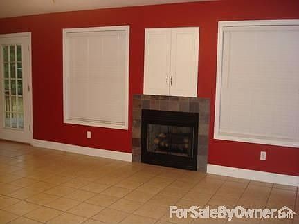 Living area : Gas, ventless fireplace with faux logs.