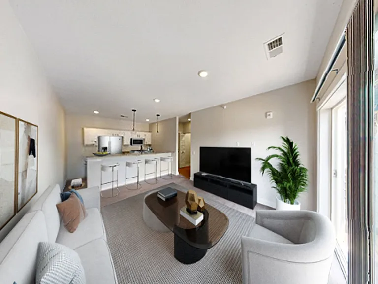 REO Gateway Apartments — Photo 2