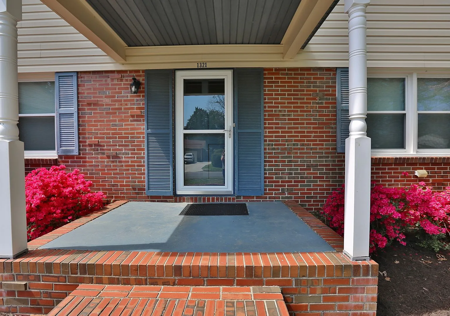 Laurel Cove Home Available 09-25-26! Awesome Schools & Great Central Location! All Appliances Con... — Photo 2