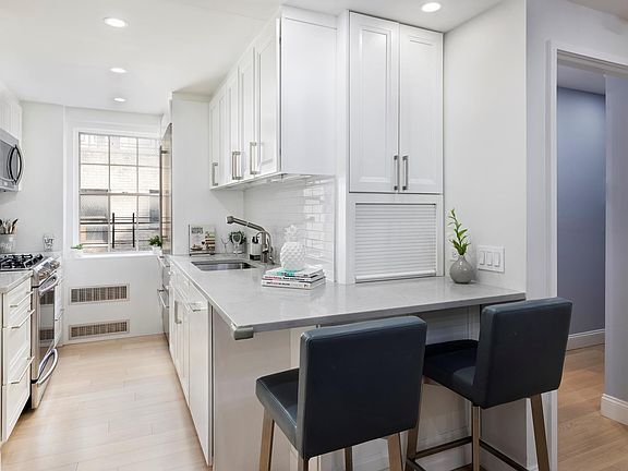 3rd image of 10 W 15th St APT 1112