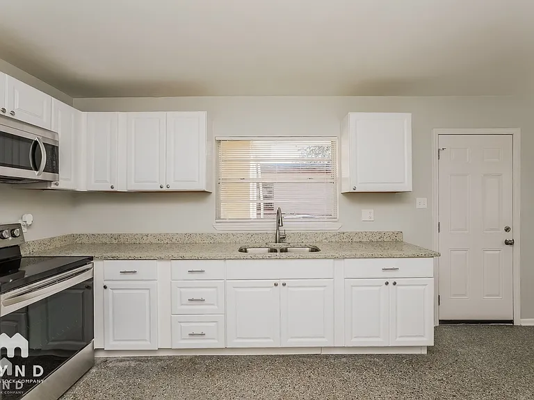 1505 E Genesee St — Photo 4