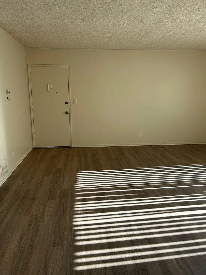 The Burbank Towers Apartments — Photo 3