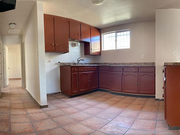 2nd image of 2740 Laurel Pl APT B