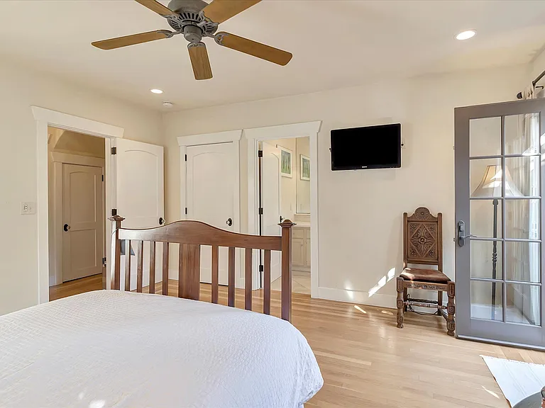 1568 Mariposa Ave — Photo 14