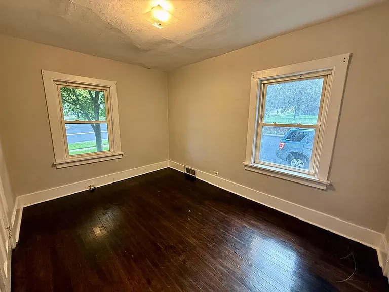 415 Weston Ave — Photo 12