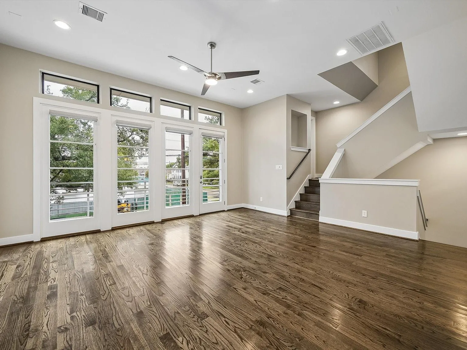 3 bed, 3.5 bath, 2352 sqft, $3,500 — Photo 3