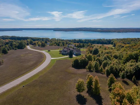 8 Ridgelands Rd #Drive8, Charlevoix, MI 49720