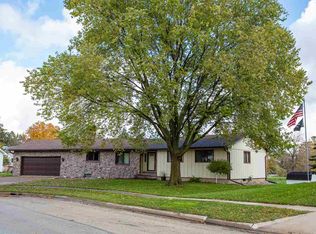 1510 Hickory Heights Dr, Waverly, IA 50677
