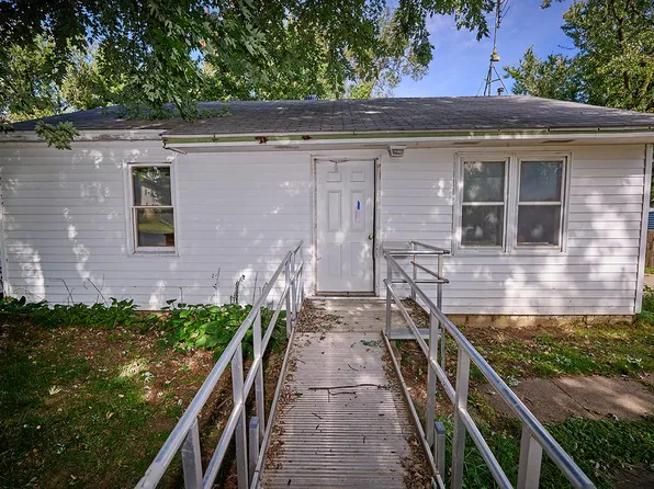 709 E 27th St S, Newton, IA 50208