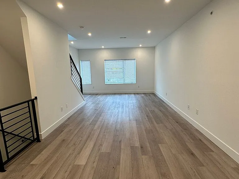2631 W Oxford St #2 — Photo 5